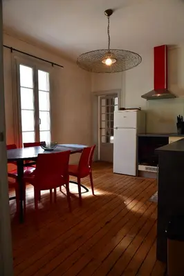 Cuisine ou kitchenette dans l'établissement Les sternes de st Mathurin sur Loire , terrasse sur la Loire