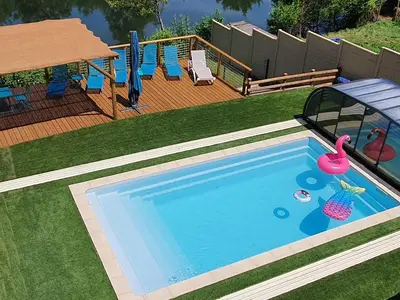 Piscine de l'établissement Gîte familial avec piscine privative chauffée, terrasse sur le Loir et proche du Zoo de La Flèche - FR-1-410-329 ou située à proximité