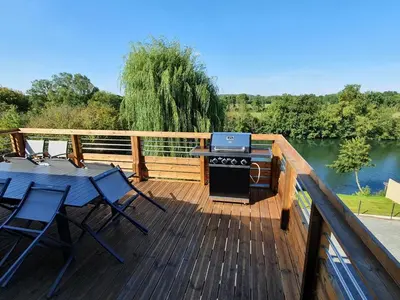 Balcon ou terrasse dans l'établissement Gîte familial avec piscine privative chauffée, terrasse sur le Loir et proche du Zoo de La Flèche - FR-1-410-329