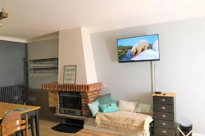 Télévision ou salle de divertissement dans l'établissement Le Jardin d'Ana et La Maison d'Elena 1,5km du Zoo