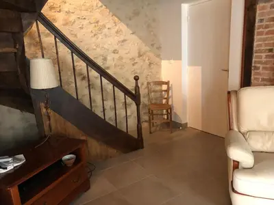 Coin salon dans l'établissement Spacieuse maison près du Mans avec jardin, idéale pour séjours pro, 4 chambres, Wi-Fi, parking - FR-1-410-330