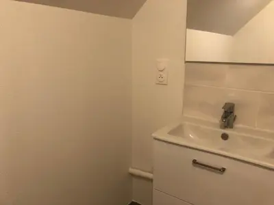 Salle de bains dans l'établissement Spacieuse maison près du Mans avec jardin, idéale pour séjours pro, 4 chambres, Wi-Fi, parking - FR-1-410-330