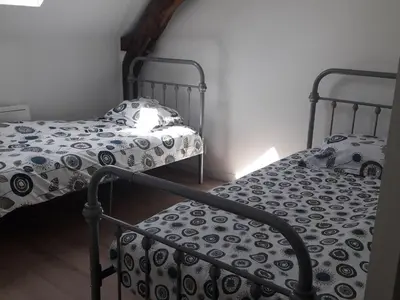 Un ou plusieurs lits dans un hébergement de l'établissement Spacieuse maison près du Mans avec jardin, idéale pour séjours pro, 4 chambres, Wi-Fi, parking - FR-1-410-330