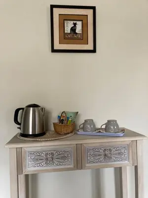 Plateau bouilloire dans l'établissement LA MAISON DE TRIBOULET Chambres et table d'hôtes -Amboise-