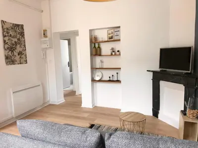 Télévision ou salle de divertissement dans l'établissement Le Tanin -Appartement entier avec Balcon