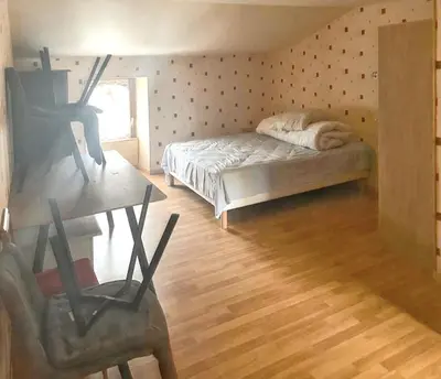 Un ou plusieurs lits dans un hébergement de l'établissement Maison charmante à Mouterre-Silly avec jardin privé
