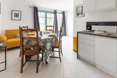 Cuisine ou kitchenette dans l'établissement Le Clos De La Croix Verte - 3 maisons à louer