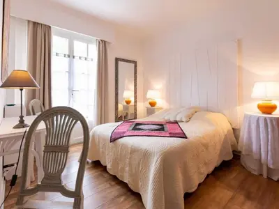 Un ou plusieurs lits dans un hébergement de l'établissement Gîte Cocooning avec Piscine Partagée au Cœur de la Campagne Sarthoise, Proche Zoo et Circuit du Mans - FR-1-410-331
