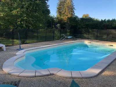 Piscine de l'établissement Gîte Cocooning avec Piscine Partagée au Cœur de la Campagne Sarthoise, Proche Zoo et Circuit du Mans - FR-1-410-331 ou située à proximité