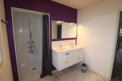 Salle de bains dans l'établissement Gîtes du Franc Rosier 2