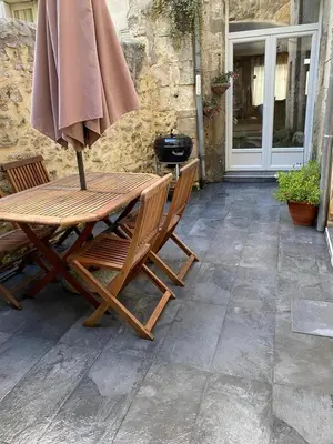 Terrasse ou espace extérieur de l'établissement La Maison des Remparts - Gite 3 etoiles pour 8 pers a Loches