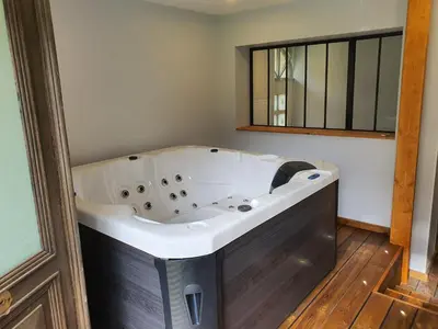 Salle de bains dans l'établissement GITE LONGERE DE 15 PERSONNES AU CHATEAU DE JALLANGES VOUVRAY