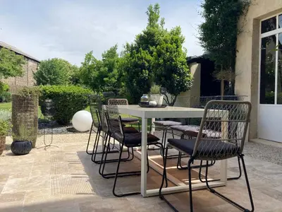Jardin de l'établissement la boutique mj décoration vous propose de découvrir ses deux chambres d'hôtes