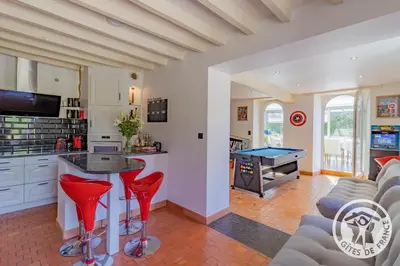 Télévision ou salle de divertissement dans l'établissement La coudraie votre maison de vacances en famille