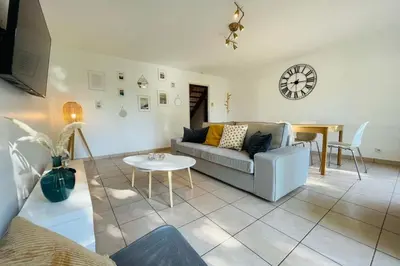 Coin salon dans l'établissement Beautiful renovated house in a residential area