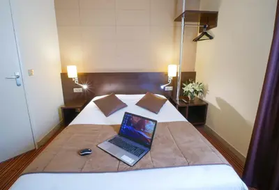 Un ou plusieurs lits dans un hébergement de l'établissement Hôtel Inn Design & Restaurant Le Mans