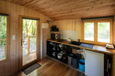 Cuisine ou kitchenette dans l'établissement Les écolodges du Château de Charnizay