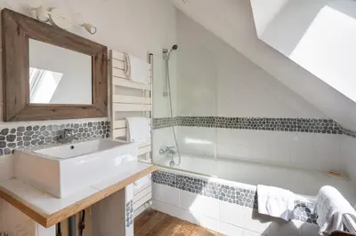 Salle de bains dans l'établissement Maison d'hôtes Moulin du Bas Pesé