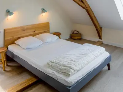 Un ou plusieurs lits dans un hébergement de l'établissement Maison familiale avec piscine chauffée, salle de jeux et grand jardin - 5 chambres, 15 couchages - FR-1-410-340