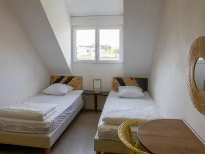 Un ou plusieurs lits dans un hébergement de l'établissement Maison familiale avec piscine chauffée, salle de jeux et grand jardin - 5 chambres, 15 couchages - FR-1-410-340