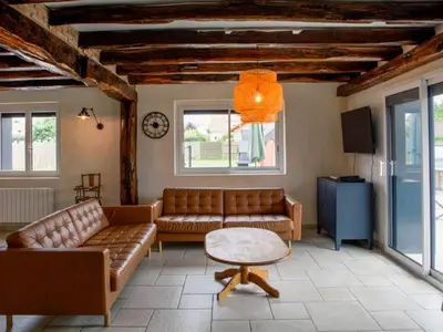 Coin salon dans l'établissement Maison familiale avec piscine chauffée, salle de jeux et grand jardin - 5 chambres, 15 couchages - FR-1-410-340
