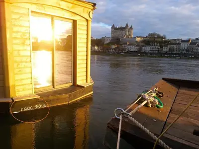 Vue sur la rivière ou le fleuve situé(e) à proximité de le bateau