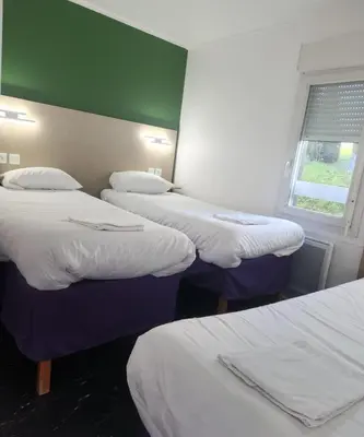Un ou plusieurs lits dans un hébergement de l'établissement FASTHOTEL Le Mans Nord Saint-Saturnin - UN FH CONFORT