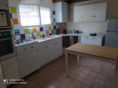 Cuisine ou kitchenette dans l'établissement Maison cosy au cœur du Lochois