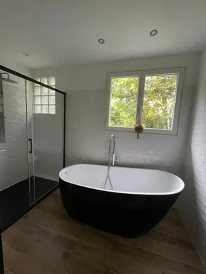 Salle de bains dans l'établissement Les jardins de l'Hermitage