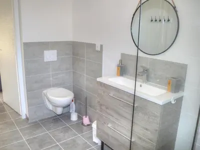 Salle de bains dans l'établissement Gîte Confortable avec Jardin Privatif à Proximité des Châteaux de la Loire et Zoo de Beauval - FR-1-381-512