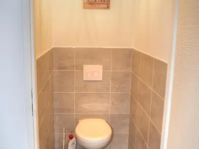 Salle de bains dans l'établissement Gîte Confortable avec Jardin Privatif à Proximité des Châteaux de la Loire et Zoo de Beauval - FR-1-381-512
