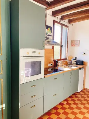 Cuisine ou kitchenette dans l'établissement L’Alcalys - Maison de vacances au vert - Sans TV