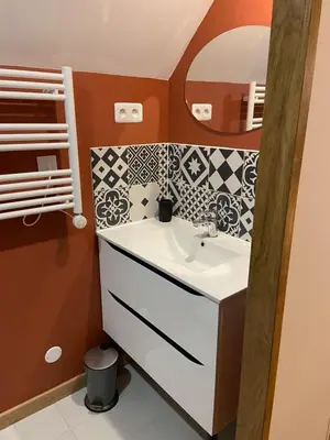 Salle de bains dans l'établissement La Charmeraie : gîte de charme, piscine et spa