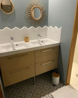 Salle de bains dans l'établissement La Charmeraie : gîte de charme, piscine et spa