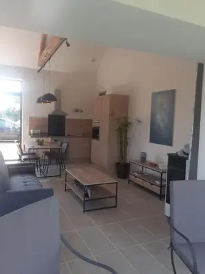 Cuisine ou kitchenette dans l'établissement Gîte à l'Ombre du Figuier