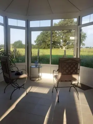 Coin salon dans l'établissement Gîte à l'Ombre du Figuier