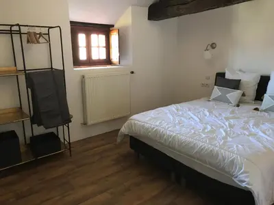 Un ou plusieurs lits dans un hébergement de l'établissement Gîte charmant près du circuit du Mans, 12 pers., 5 ch., rénové avec 3 sdb, nature et attractions proches - FR-1-410-342