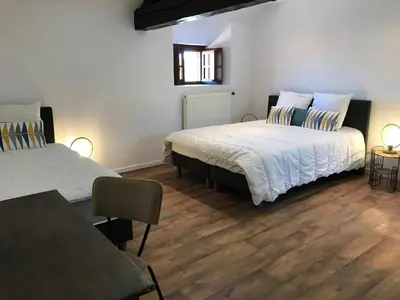 Un ou plusieurs lits dans un hébergement de l'établissement Gîte charmant près du circuit du Mans, 12 pers., 5 ch., rénové avec 3 sdb, nature et attractions proches - FR-1-410-342