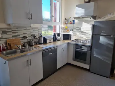 Cuisine ou kitchenette dans l'établissement Appartements avec piscine
