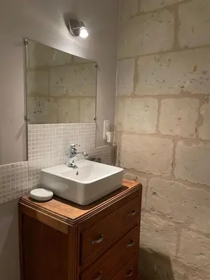 Salle de bains dans l'établissement L’escale Troglo au bord de la Loire