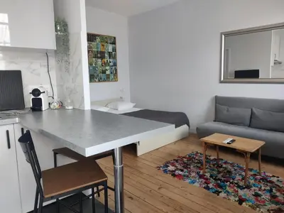 Coin salon dans l'établissement Terrasse 25m - Flat Cosy & Calme - 5 min Gare & Vinci