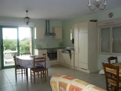 Cuisine ou kitchenette dans l'établissement Corps de ferme restauré avec terrasse, 2 chambres, grande douche italienne et terrain de pétanque - FR-1-410-344
