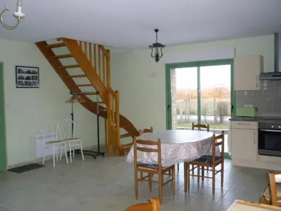 Cuisine ou kitchenette dans l'établissement Corps de ferme restauré avec terrasse, 2 chambres, grande douche italienne et terrain de pétanque - FR-1-410-344