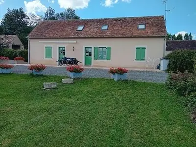 Jardin de l'établissement Ancien corps de ferme restauré avec jardin clos, proche A11, 3 chambres, barbecue, calme garanti - FR-1-410-343