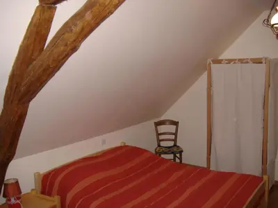 Un ou plusieurs lits dans un hébergement de l'établissement Ancien corps de ferme restauré avec jardin clos, proche A11, 3 chambres, barbecue, calme garanti - FR-1-410-343
