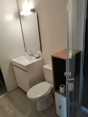 Salle de bains dans l'établissement STUDIO NOYANT VILLAGES