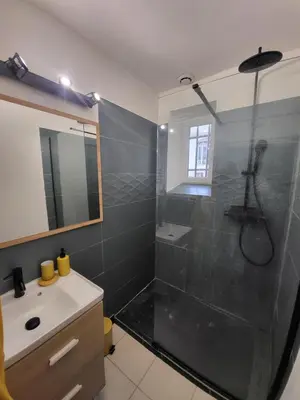 Salle de bains dans l'établissement Gite de la Chapelle - Circuit des 24 heures - ARNAGE - 10 personnes