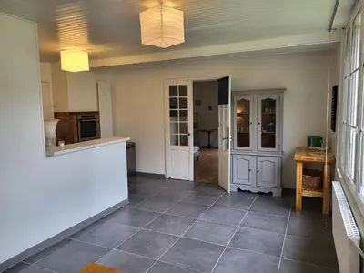 Cuisine ou kitchenette dans l'établissement Gite de la Chapelle - Circuit des 24 heures - ARNAGE - 10 personnes