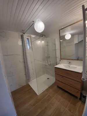 Salle de bains dans l'établissement Gite de la Chapelle - Circuit des 24 heures - ARNAGE - 10 personnes
