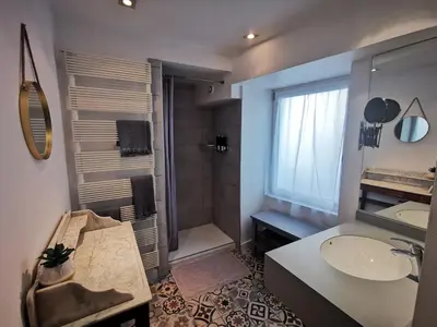 Télévision ou salle de divertissement dans l'établissement Maison au calme avec terrasse et jardin
